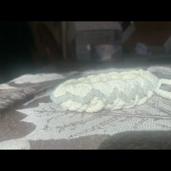 BEAUTIFUL white faux pearl and shell bracelets - Picture 4 of 4